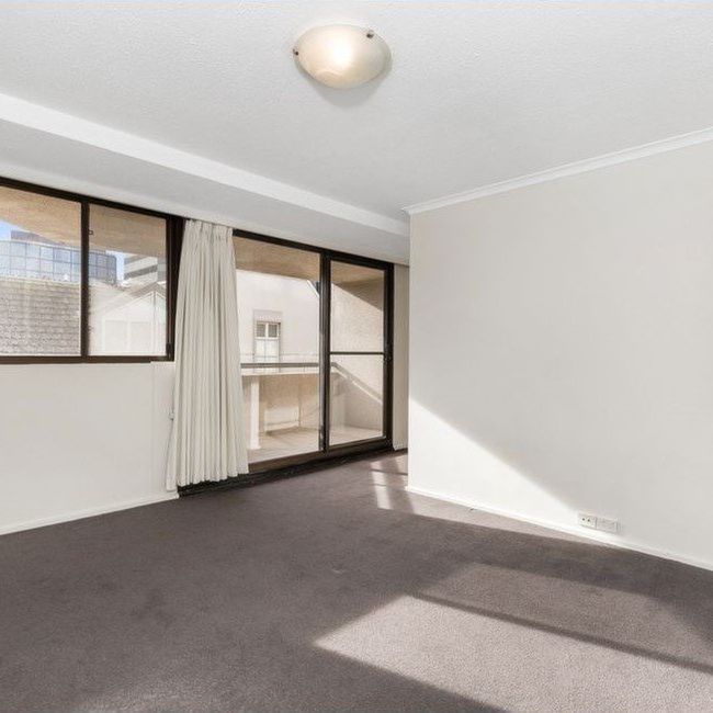 Three Bedroom Apartment with Views to Albert Park - Photo 1