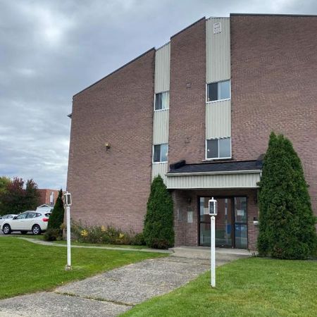 GRAND ET LUMINEUX 4.5 DISPONIBLE 1er JUILLET 2025 - Photo 4