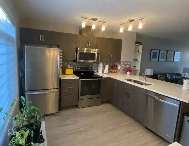 Like-New 2 Master Bedroom Townhome in Granville | 2 Ensuites | Double Garage — 2 Bedrooms Townhouse - Photo 1