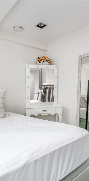 2 bedroom flat in London - Photo 1