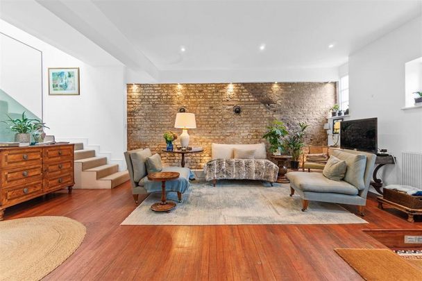 3 bedroom mews to rent - Photo 1