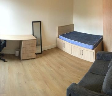 5 bedroom semi-detached house to rent - Photo 4