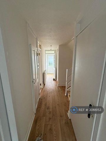 4 bedroom end of terrace house to rent - Photo 5