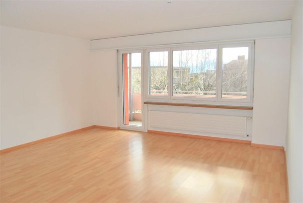 Tolle Familienwohnung zum guten Preis-Leistungs-Verhältnis mit sanierter Küche, neuem Bad und sonnigem Balkon - Photo 1