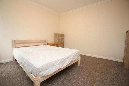 4 bedroom semi-detached house to rent - Photo 4