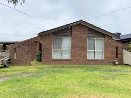 Large Family Home in Dandenong Area - Photo 5