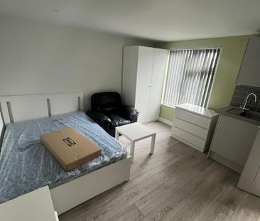 Studio to rent - Photo 1