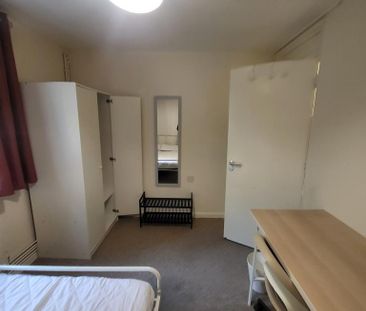 3 bedroom flat to rent - Photo 4