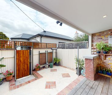 Charming 3-Bedroom, 1-Bathroom Rental on Iconic Lygon Street - Photo 4