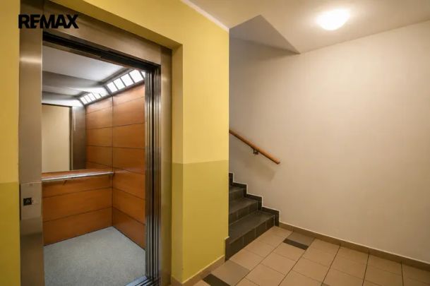 Pronájem světlého bytu 2+kk s terasou a parkováním v Hradci Králové, Ve Stromovce - Photo 1