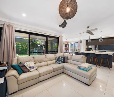 HUGE FAMILY HOME! - Photo 3