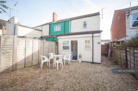 4 bedroom semi-detached house to rent - Photo 3