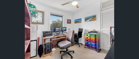 Three bedroom home - Photo 2