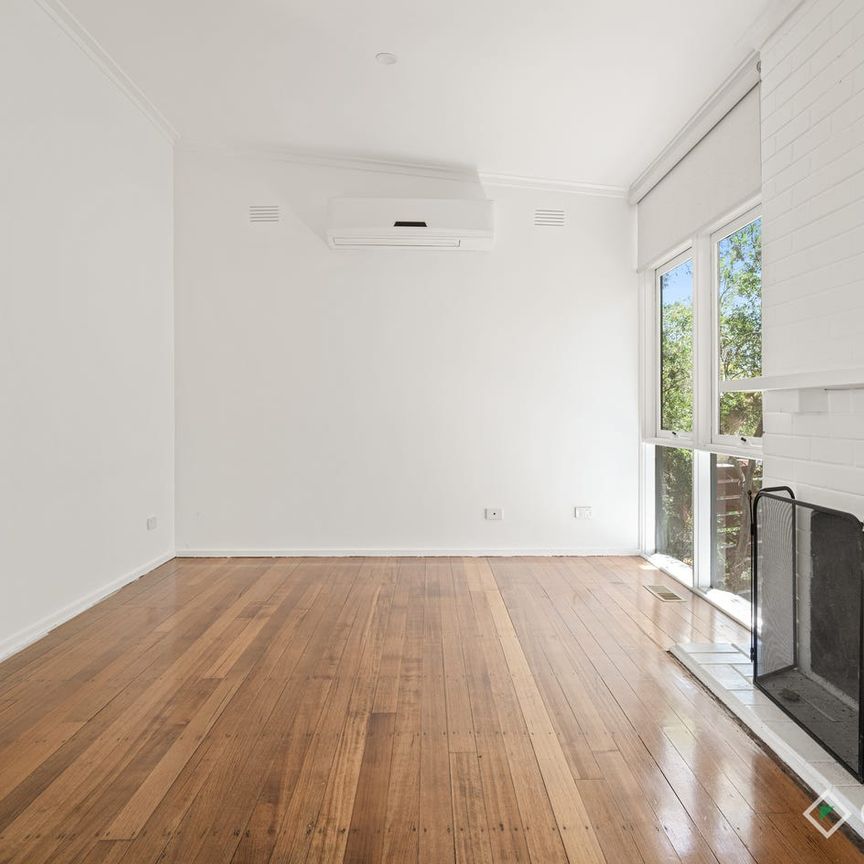 Stylish Family Home Minutes from Beach & Shopping - Photo 1