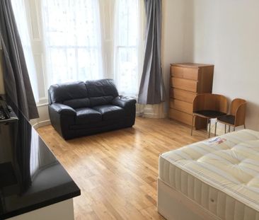 Studio Flat, Very Near Ealing Broadway Central Ar, W5 - Photo 6