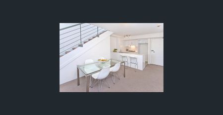 NEW YORK–STYLE LOFT APARTMENT - Photo 2