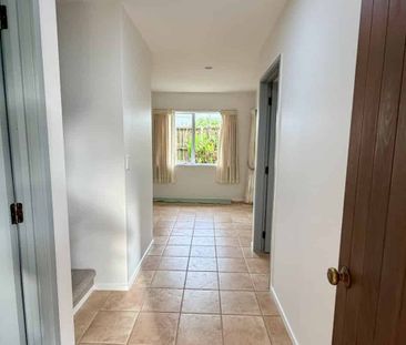 Stylish and Spacious 3-Bedroom Home in Prime Northcote Point Location - Photo 4