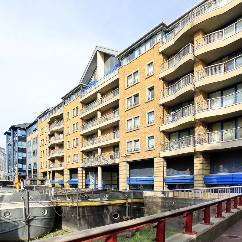 3 bedroom flat in 51 Parkgate Road - Photo 1