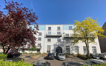 A spacious apartment in a unique historical building with an excellent central location near Cabot Circus. Call today for a viewing! - Photo 4