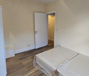 3 bedroom flat to rent - Photo 4