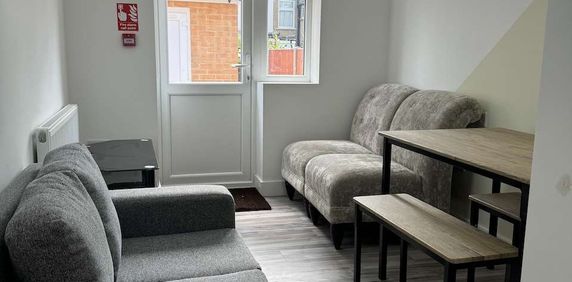 Stunning Rooms with Private En-Suites – Just 10 Minutes walk from Watford General Hospital! Room 3 - Photo 2