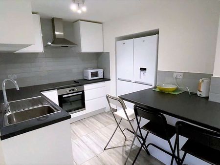 Modern 4-Bedroom Student House - Photo 2