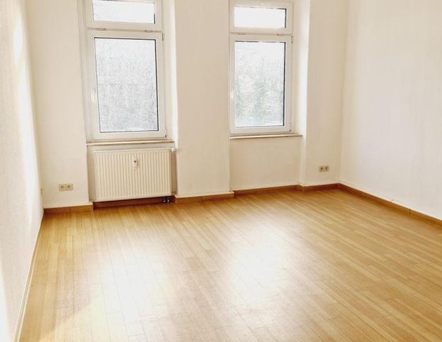 WG-gerecht im 1. OG / Bad mit Wanne / Laminat / Küche mit Balkon - Photo 1
