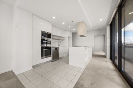 SPACIOUS TWO-BEDROOM APARTMENT WITH STUNNING VIEWS - Photo 4