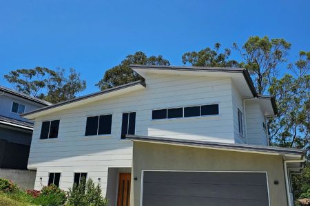 Discover an incredible opportunity to rent a spacious family home in the vibrant suburb of Holland Park West. - Photo 3