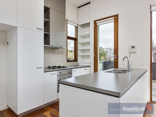CONTEMPORARY TOWNHOUSE - Photo 1
