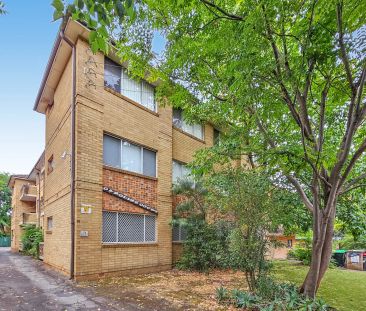 UPDATED 2-BEDROOM APARTMENT IN IDEAL LOCATION WITH A NEWLY INSTALLE... - Photo 2