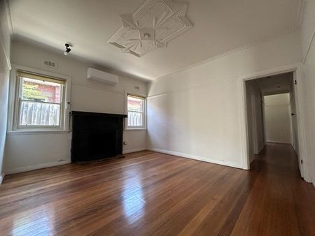 Classic two bedroom house with courtyard! - Photo 3