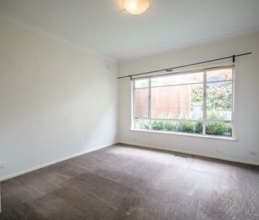 Spacious 3-Bedroom Family Home with Generous Outdoor Space - Photo 5