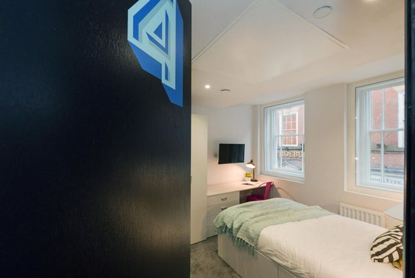 9 bedroom townhouse to rent - Photo 1