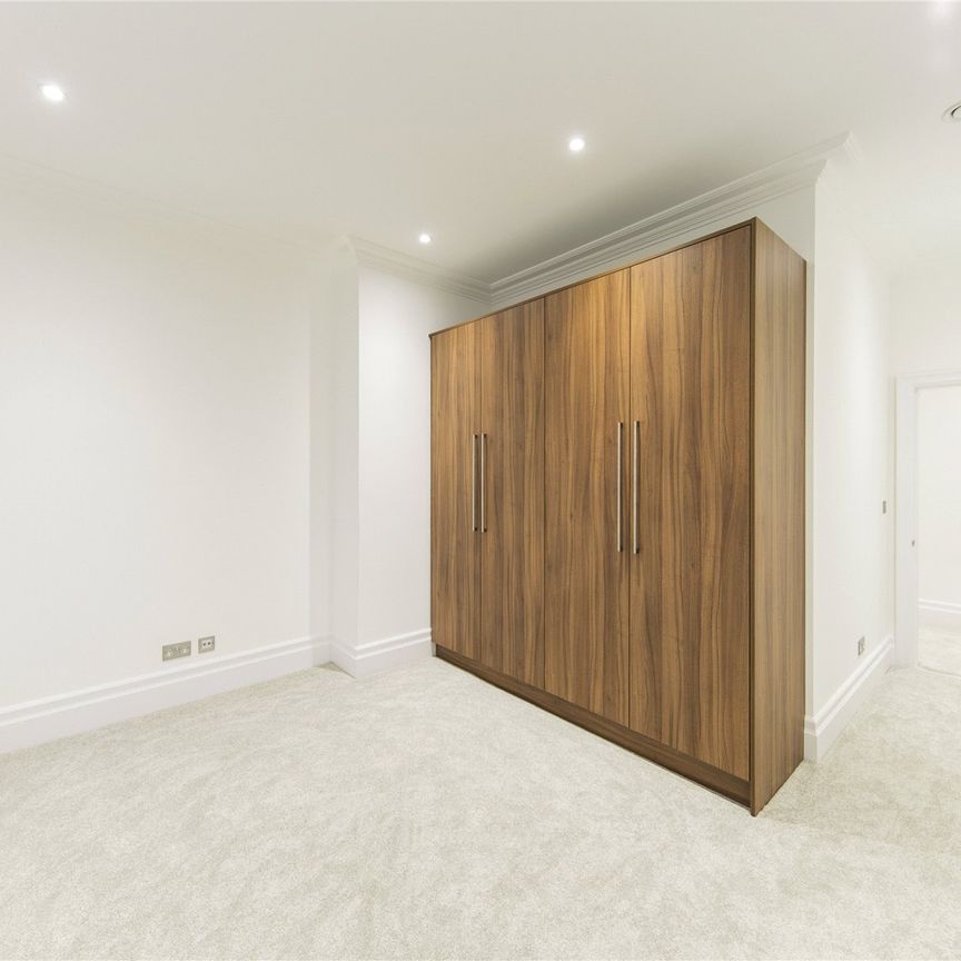 High Street, Weybridge, KT13 flat to rent - Photo 1