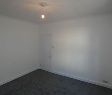 3 bed House - To Let - Photo 4
