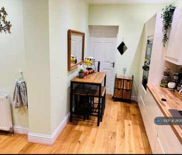 5 bedroom semi-detached house to rent - Photo 2