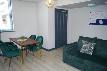 Silverwell Street, Bolton - Photo 2