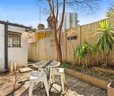 Charming Two-Bedroom Terrace with Private Courtyard in the Heart of... - Photo 3