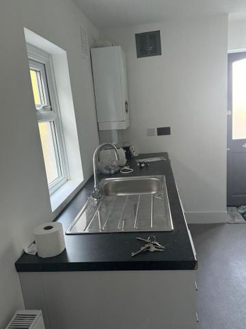 1 bedroom in a flat share to rent - Photo 3