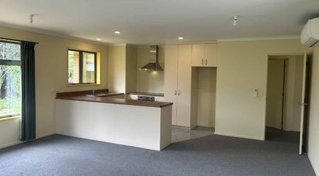 Large 2 bedroom, private home in Wakefield - Photo 5