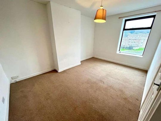 Carlinghow Hill, Batley, WF17 - Photo 1