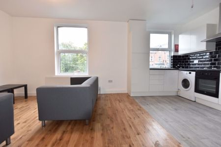 2 bedroom Flat in Kelso Road, Leeds - Photo 2