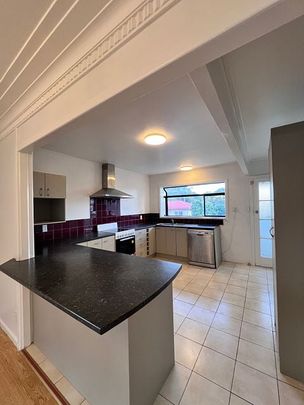 Newly renovated 3-bedroom, 2-Living room available - Photo 1