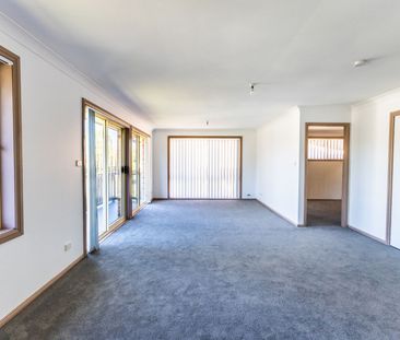 Large family home within walking distance to the water's edge - Photo 1