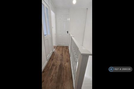 4 bedroom end of terrace house to rent - Photo 4