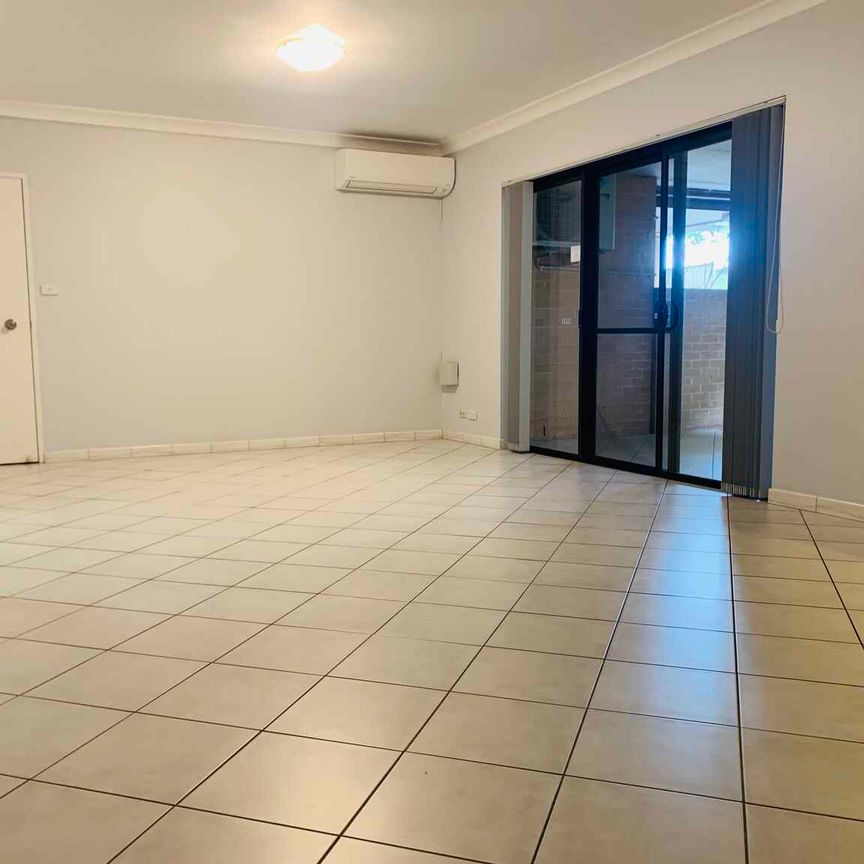 Spacious Ground Floor 2 Bedroom Unit - Close To All Amenities - Photo 1
