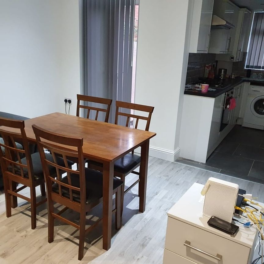 Room in a Shared House, Kelso Road, L6 - Photo 1