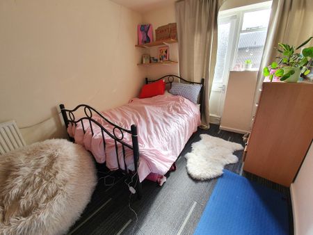 8 Bed Student Accommodation - Photo 2