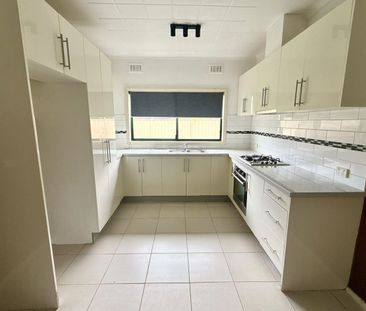 Convenient location - close to shops - Photo 6
